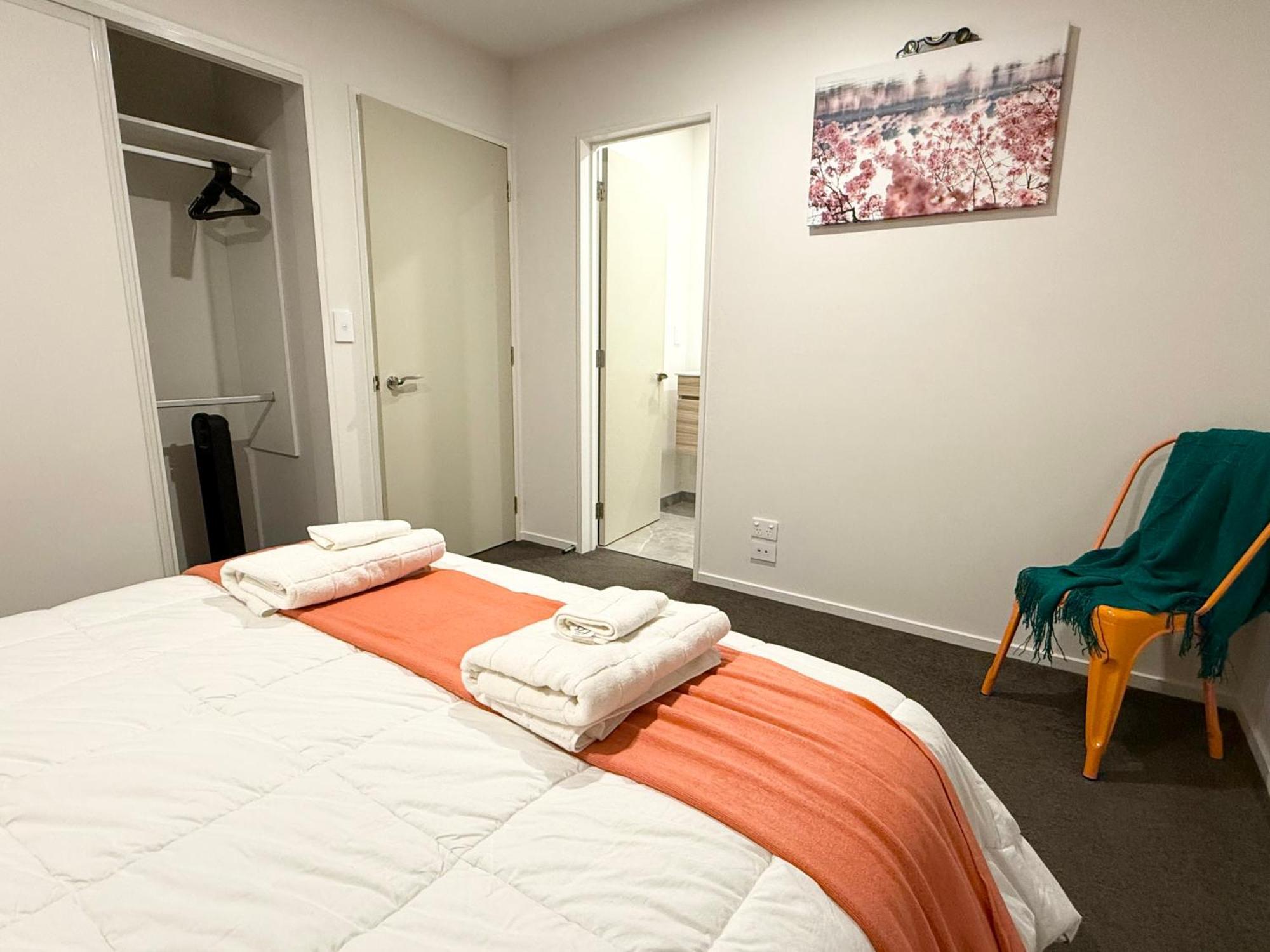 3brm 3 Bathroom Townhouse Free Car Park Christchurch