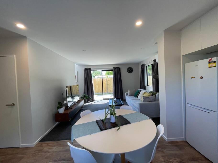 Peaceful 2bed2bath With Parking Close To Colombo St Holiday home