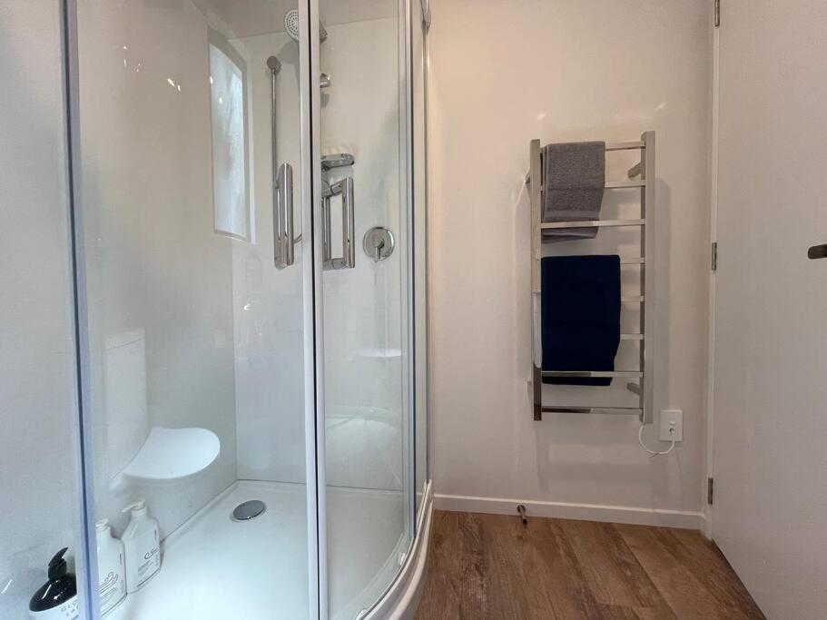 Holiday home Peaceful 2bed2bath With Parking Close To Colombo St *