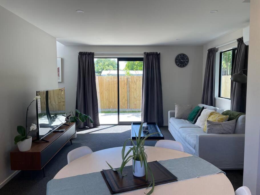 Peaceful 2bed2bath With Parking Close To Colombo St *
