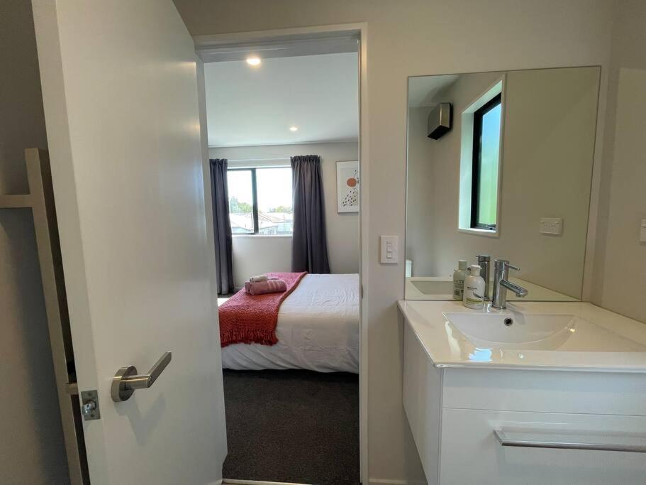 Peaceful 2bed2bath With Parking Close To Colombo St Christchurch