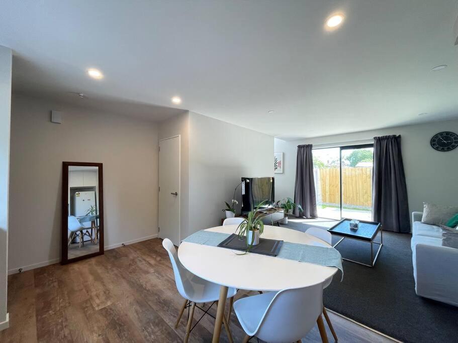 Peaceful 2bed2bath With Parking Close To Colombo St Christchurch