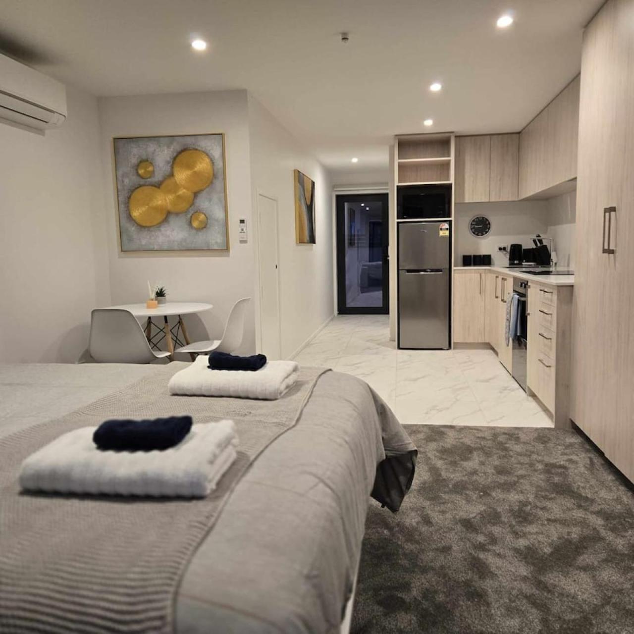 Apartment Bath Street 6