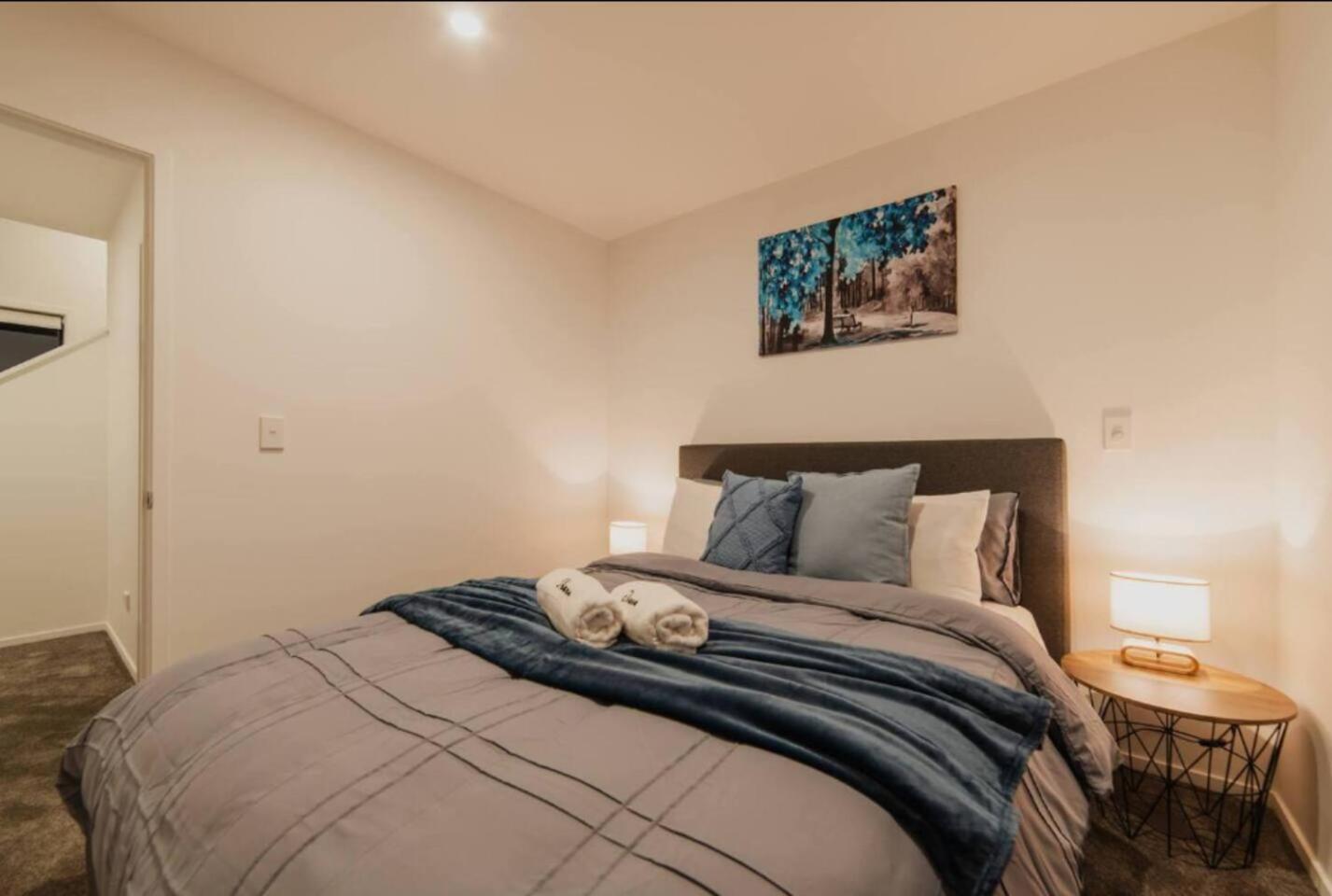 Cbd 6 - 2 Bed 2 Bath Apartment