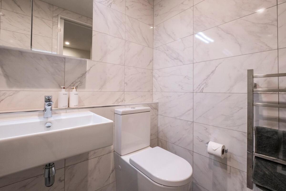 Premium 3bed With Gated 2 Car Parks Apartment *