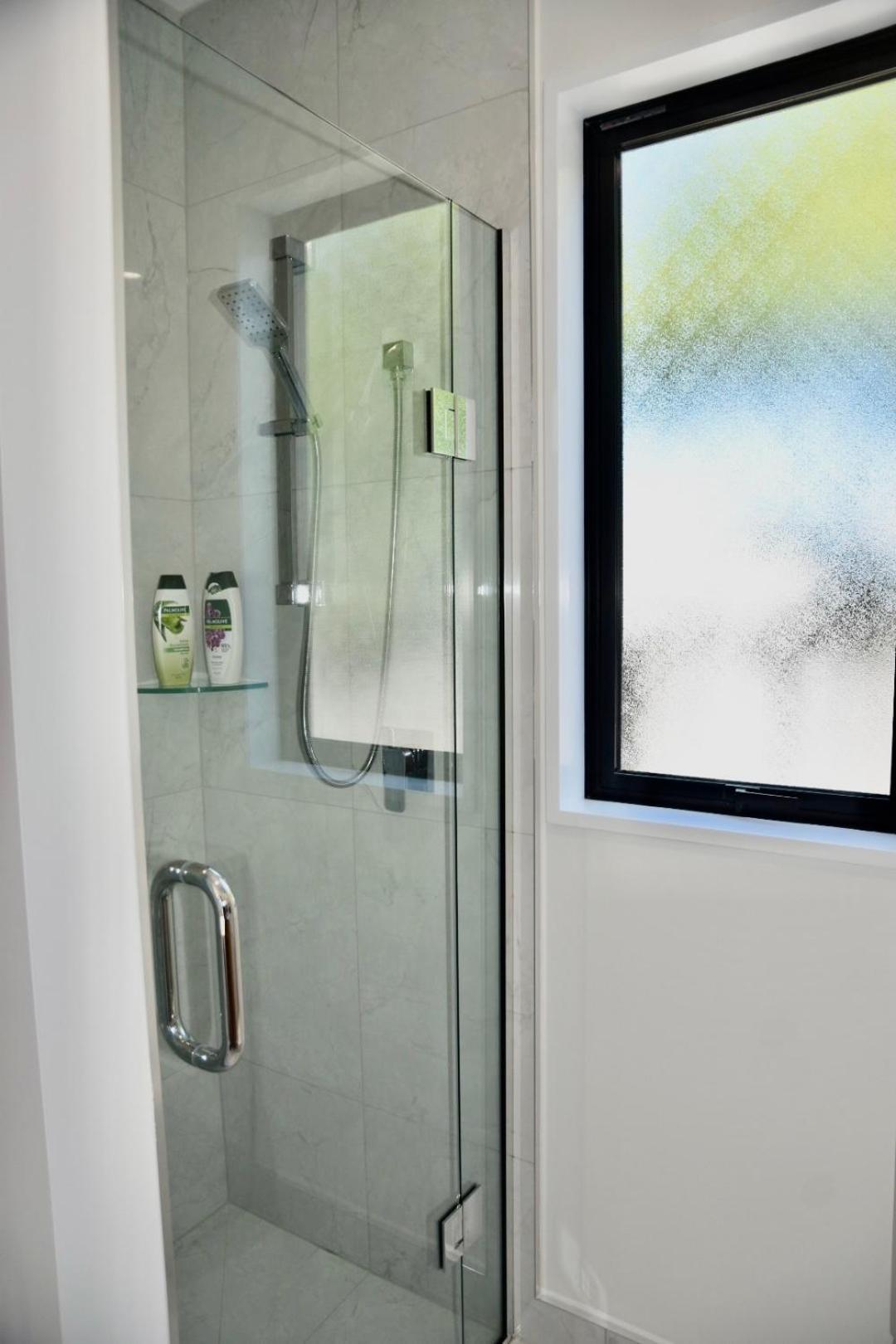 Modern 3Br Escape 3 Private Baths Rare Garage Perfect For Groups Holiday home Christchurch
