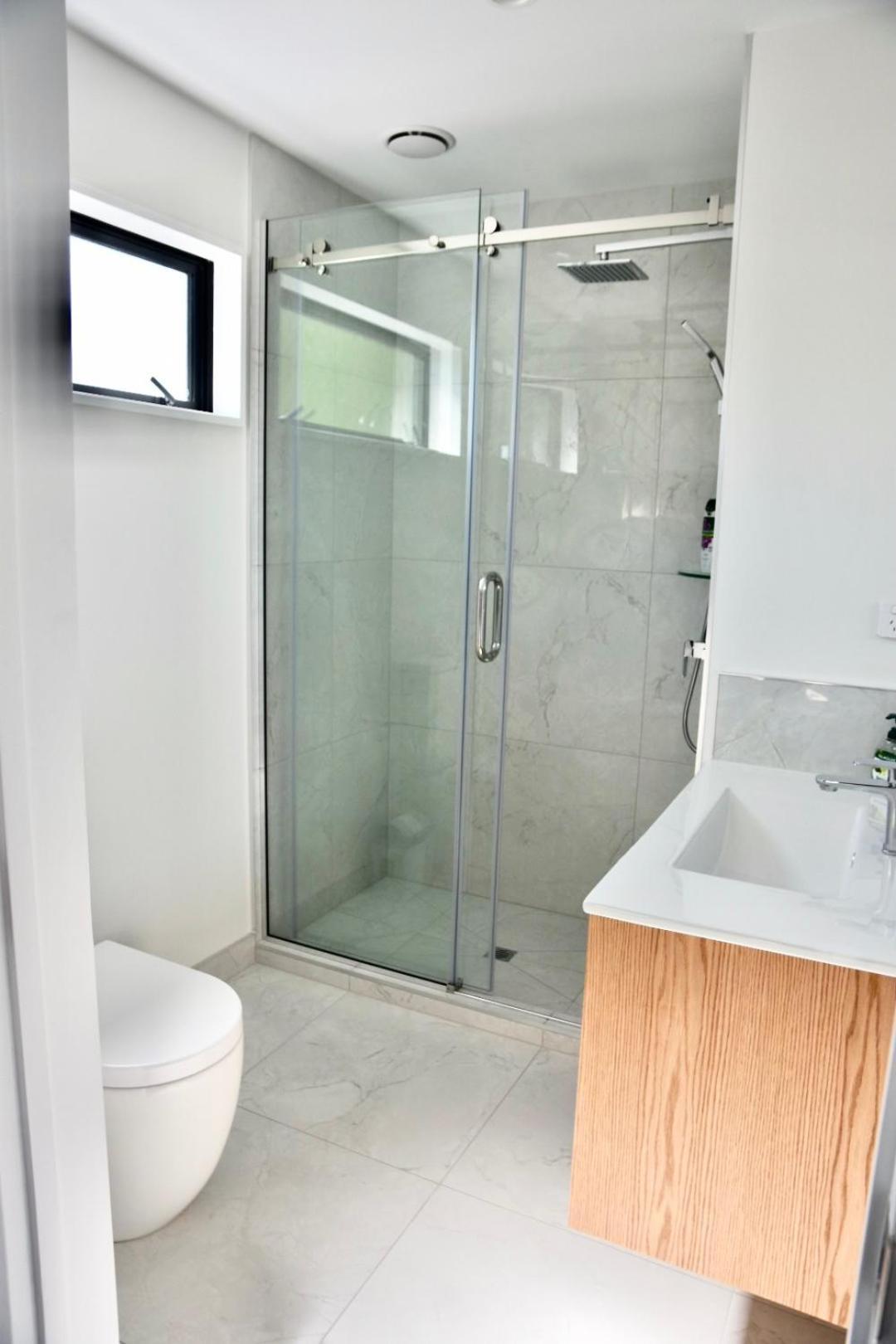 Modern 3Br Escape 3 Private Baths Rare Garage Perfect For Groups Holiday home *