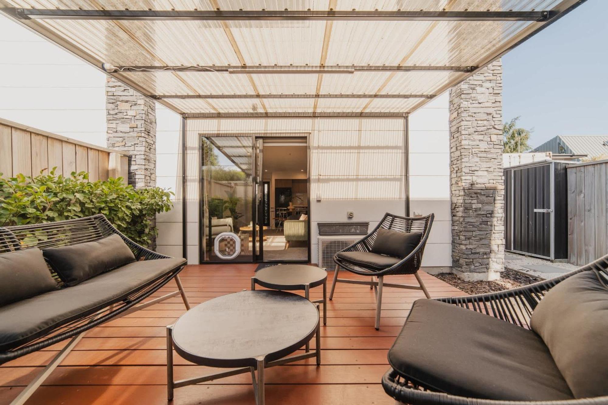 Designer 2br Flat - Outdoor Sitting & Cozy Ambiance Holiday home *