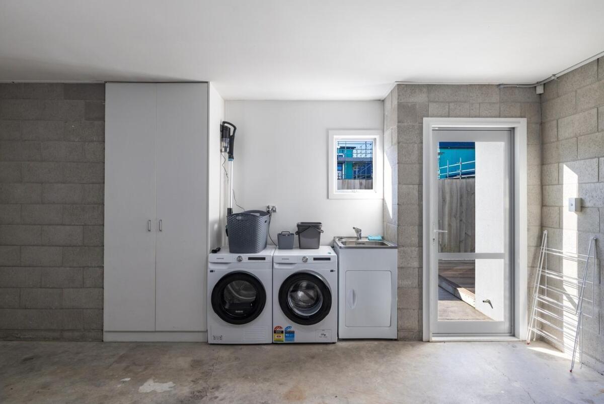 Apartment Large Townhouse Double Garage Additional Parking Full Kitchen And Dining