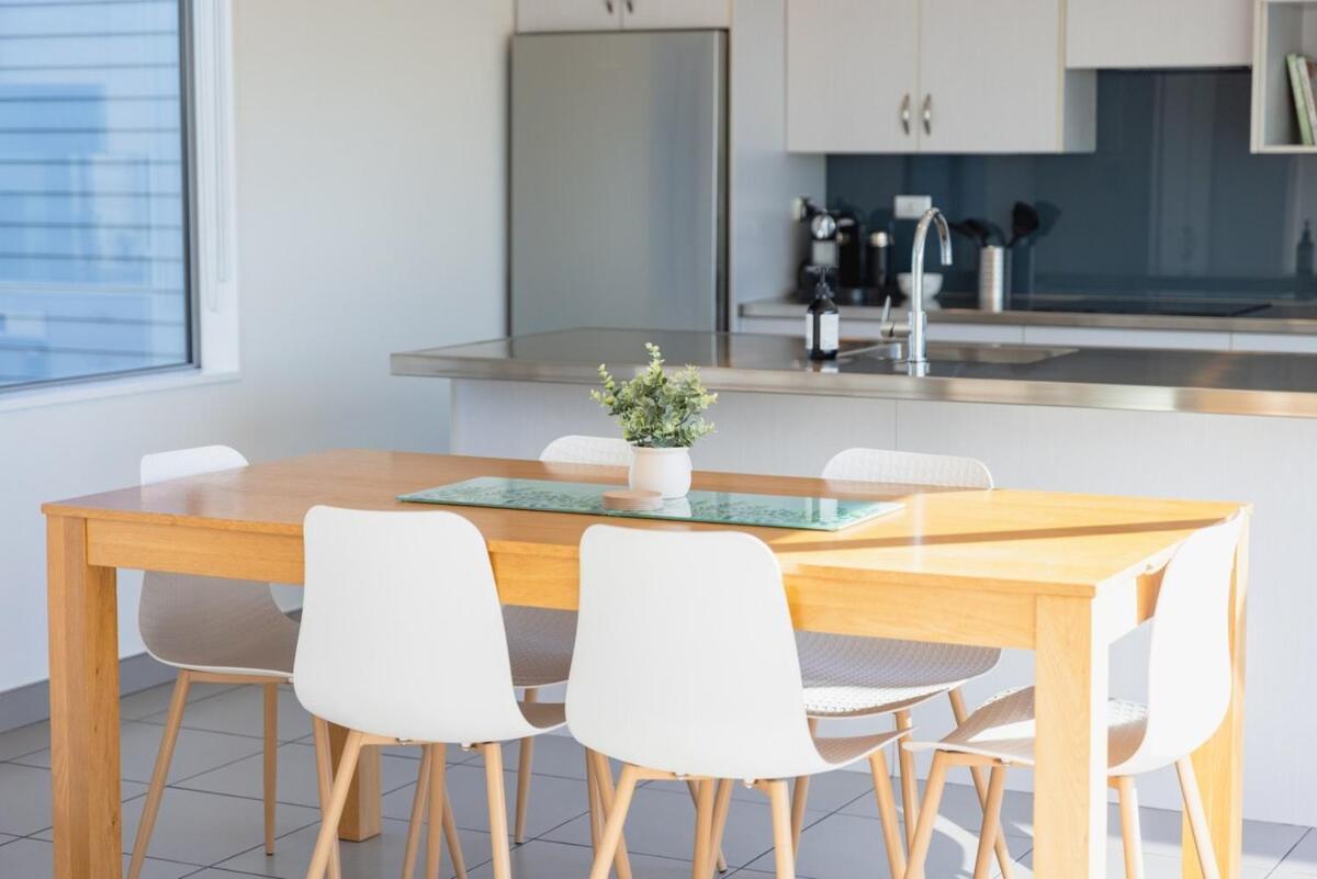Large Townhouse Double Garage Additional Parking Full Kitchen And Dining * Christchurch