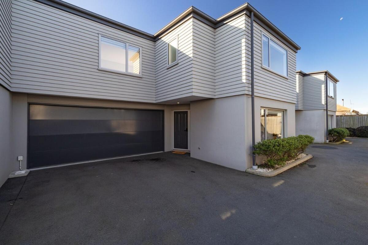 Large Townhouse Double Garage Additional Parking Full Kitchen And Dining Apartment