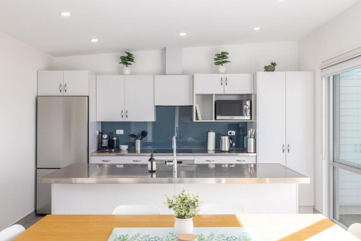 Large Townhouse Double Garage Additional Parking Full Kitchen And Dining *