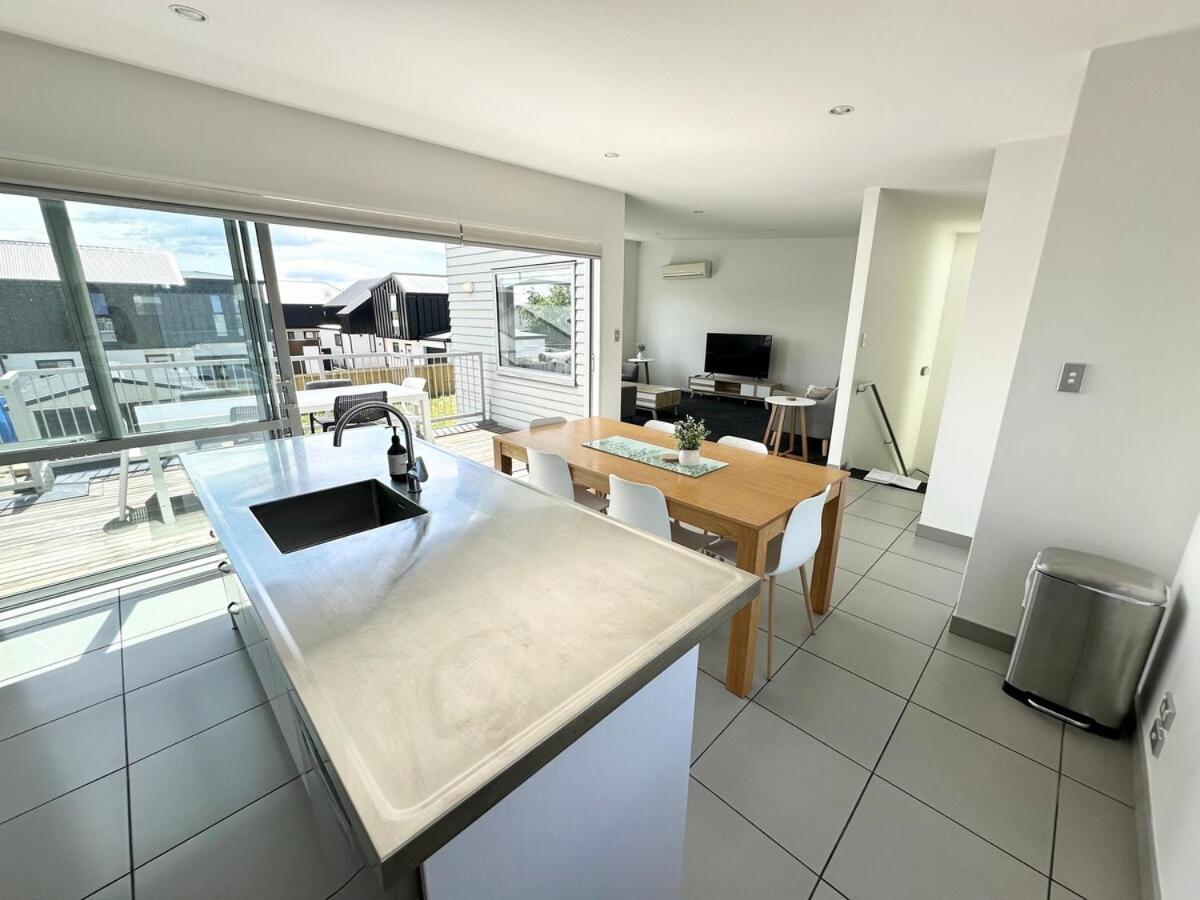 Large Townhouse Double Garage Additional Parking Full Kitchen And Dining Apartment Christchurch
