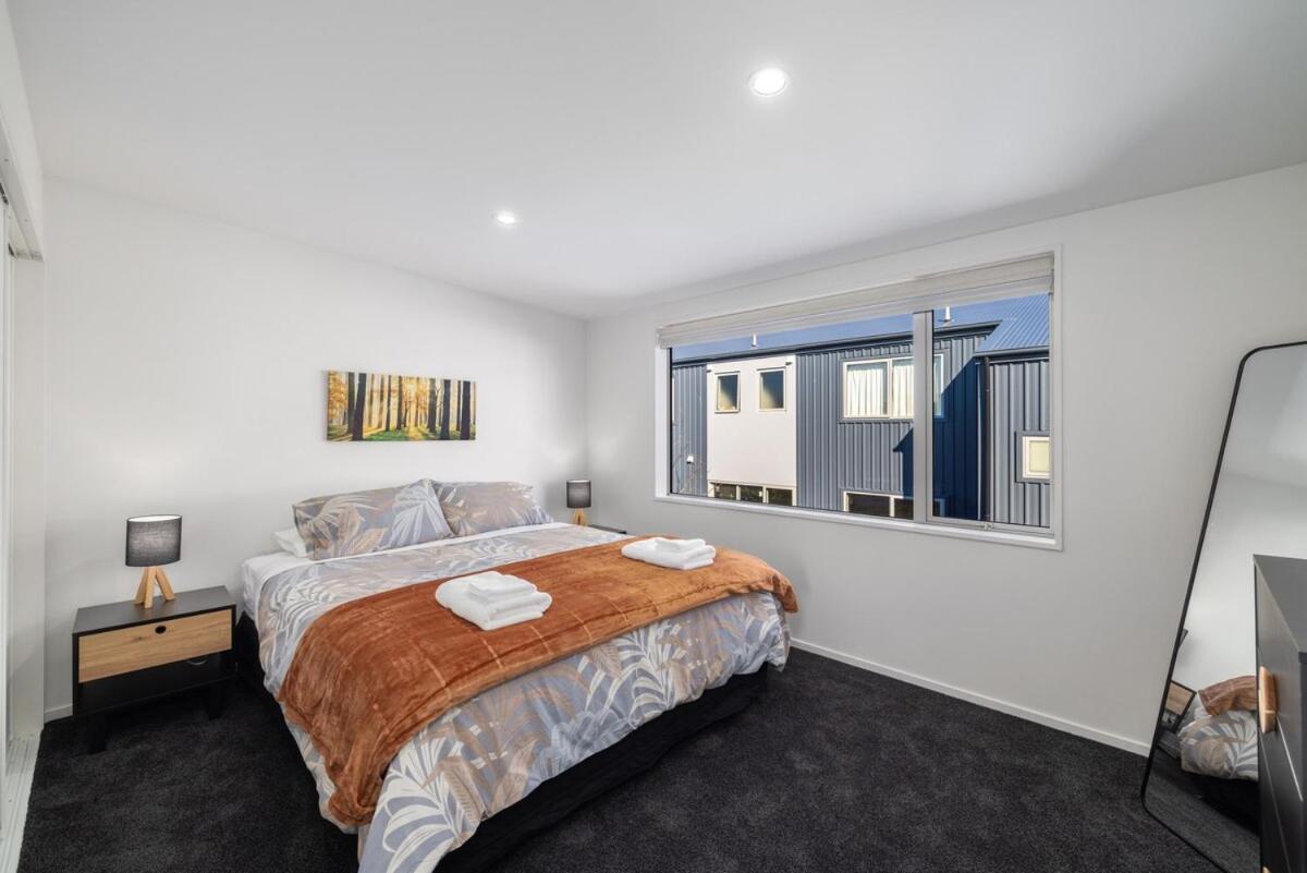 Large Townhouse Double Garage Additional Parking Full Kitchen And Dining * Christchurch