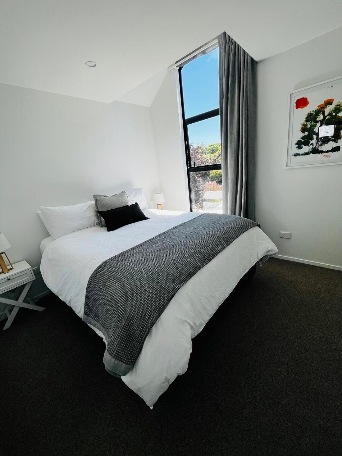 New 2bed2bath Townhouse With Parking By Hagley Park Apartment *