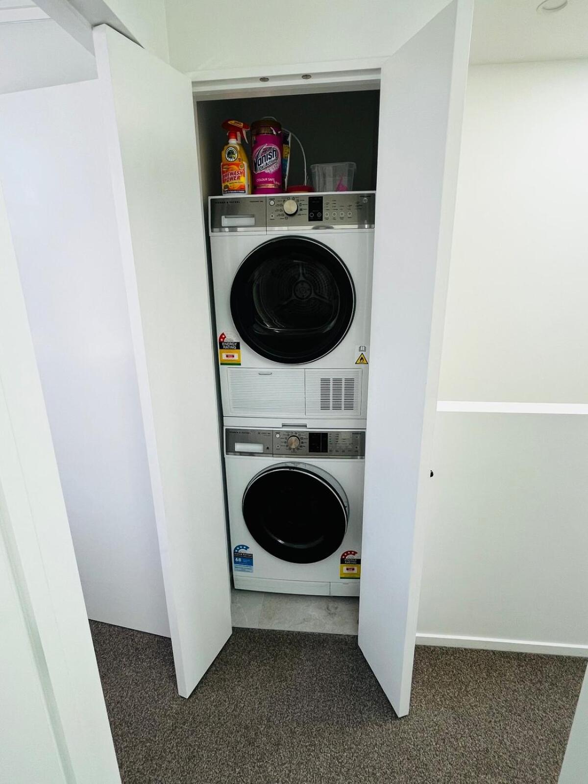 New 2bed2bath Townhouse With Parking By Hagley Park Christchurch