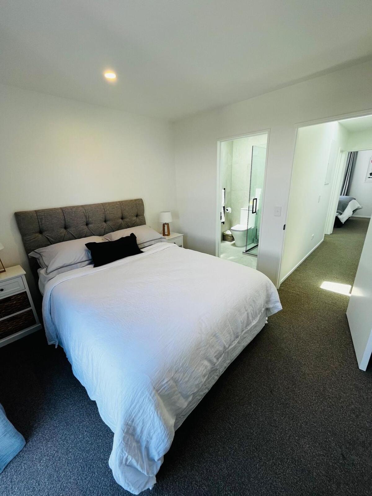 New 2bed2bath Townhouse With Parking By Hagley Park Apartment *