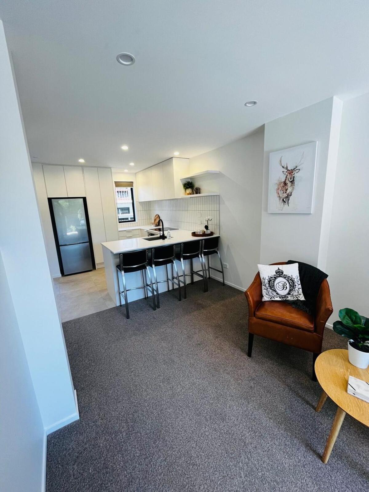 New 2bed2bath Townhouse With Parking By Hagley Park Apartment *
