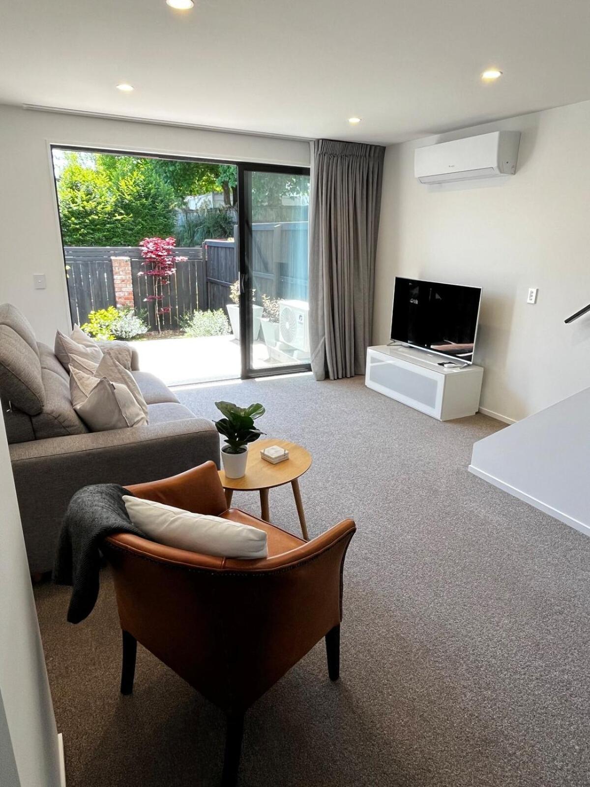 New 2bed2bath Townhouse With Parking By Hagley Park Apartment *