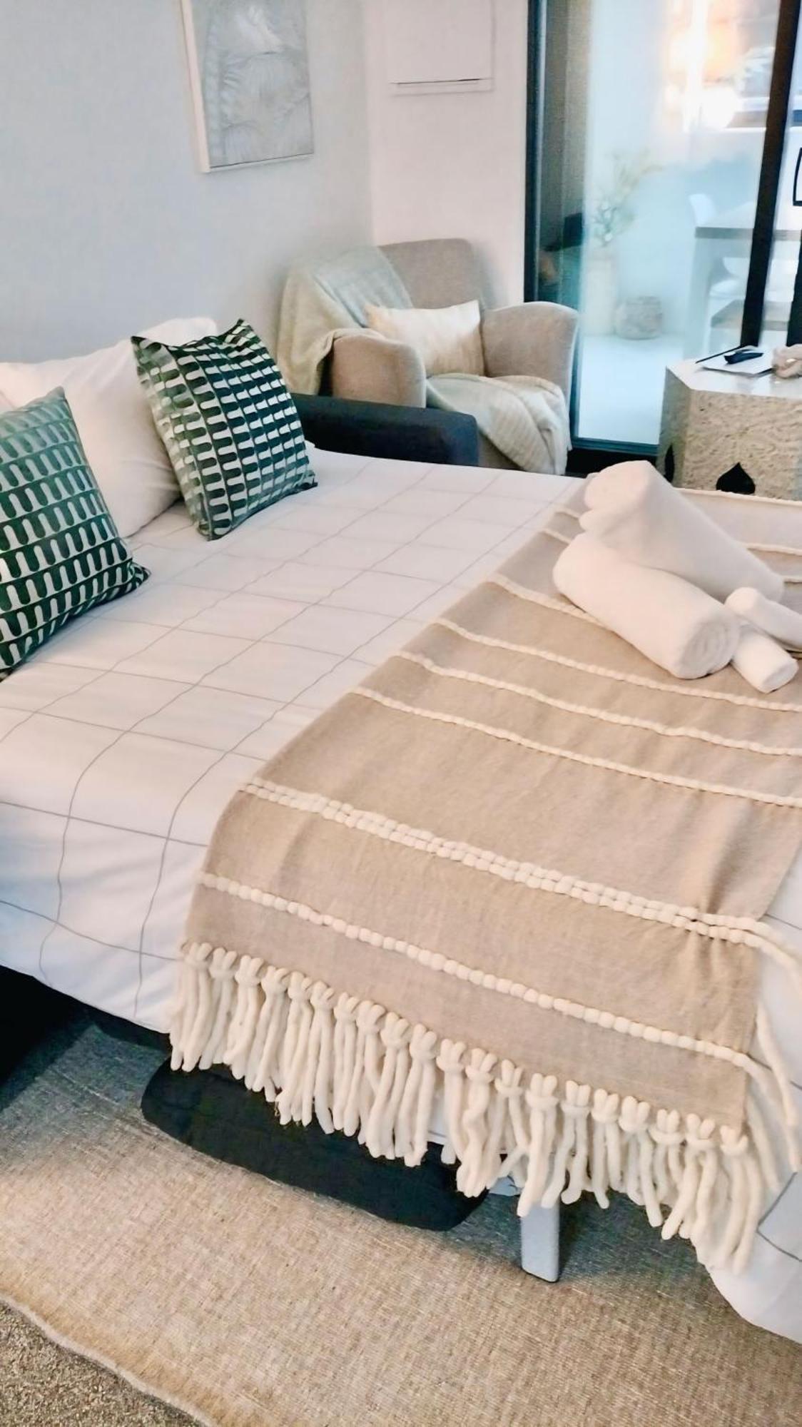 Style Meets Comfort 2 Bed Chch Cbd Apartment