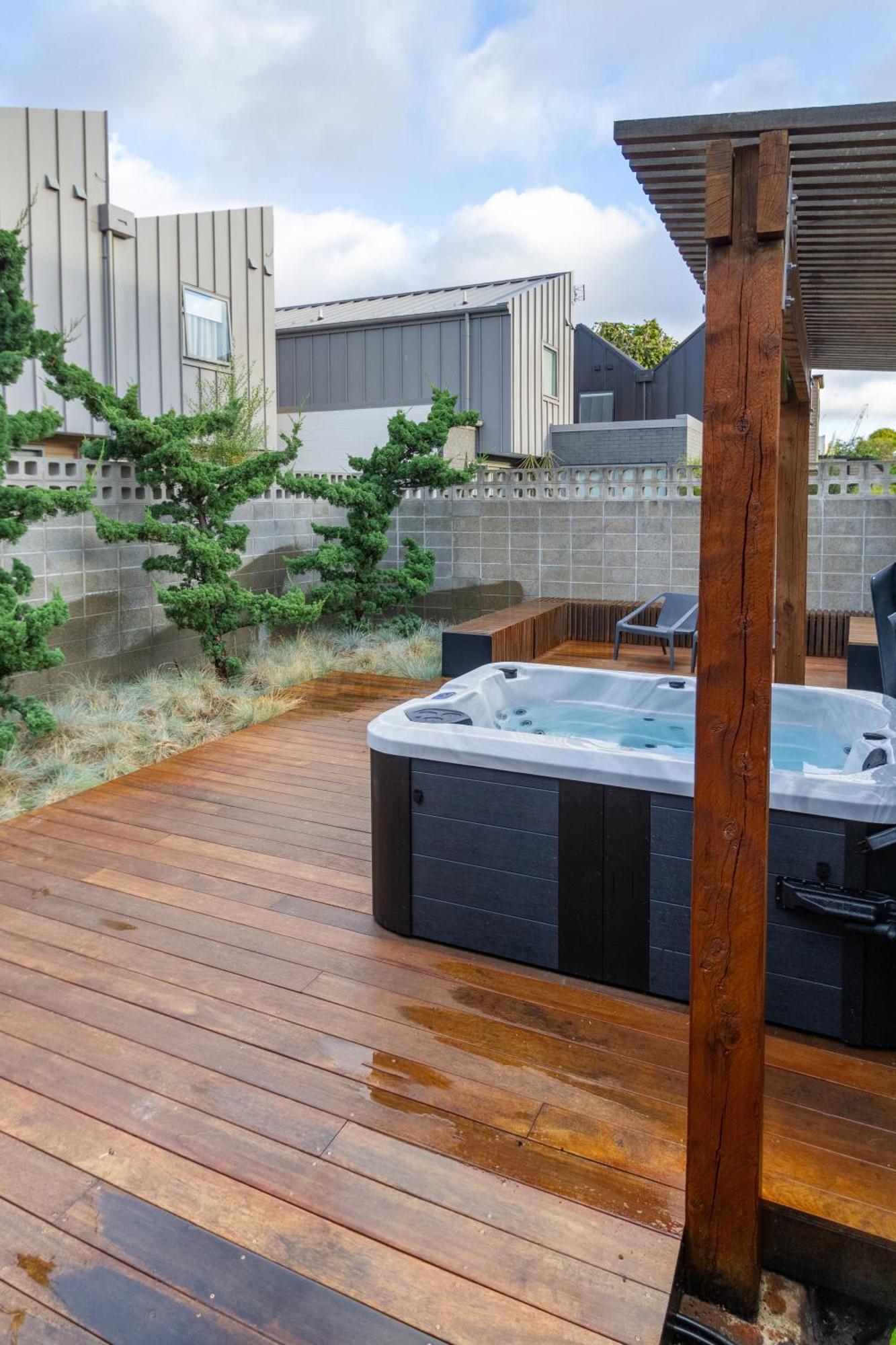 Luxury King With And Private Carpark Apartment