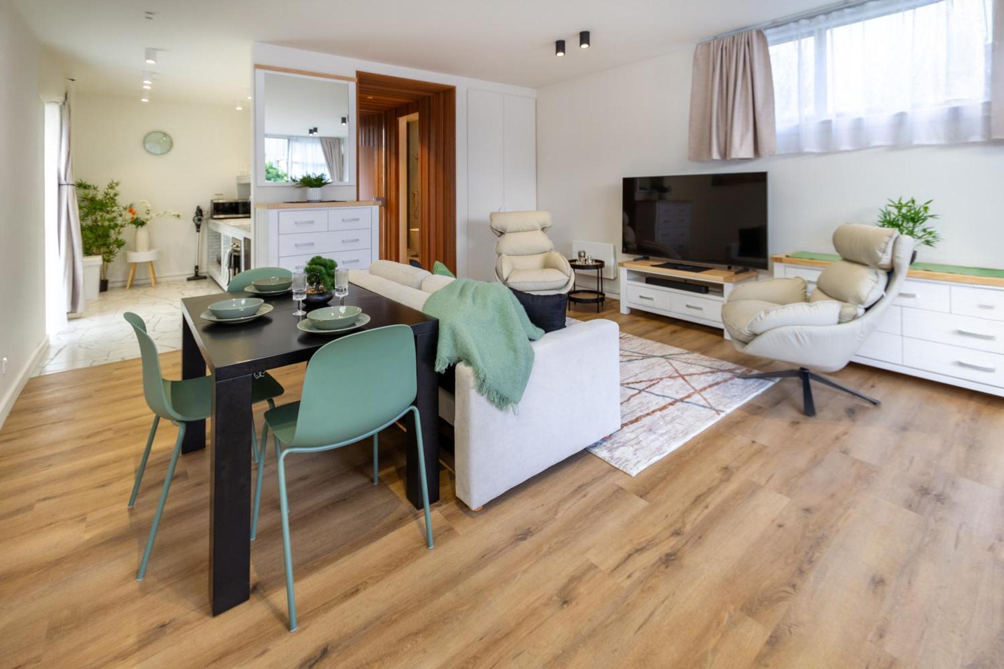 Luxury King With And Private Carpark Christchurch