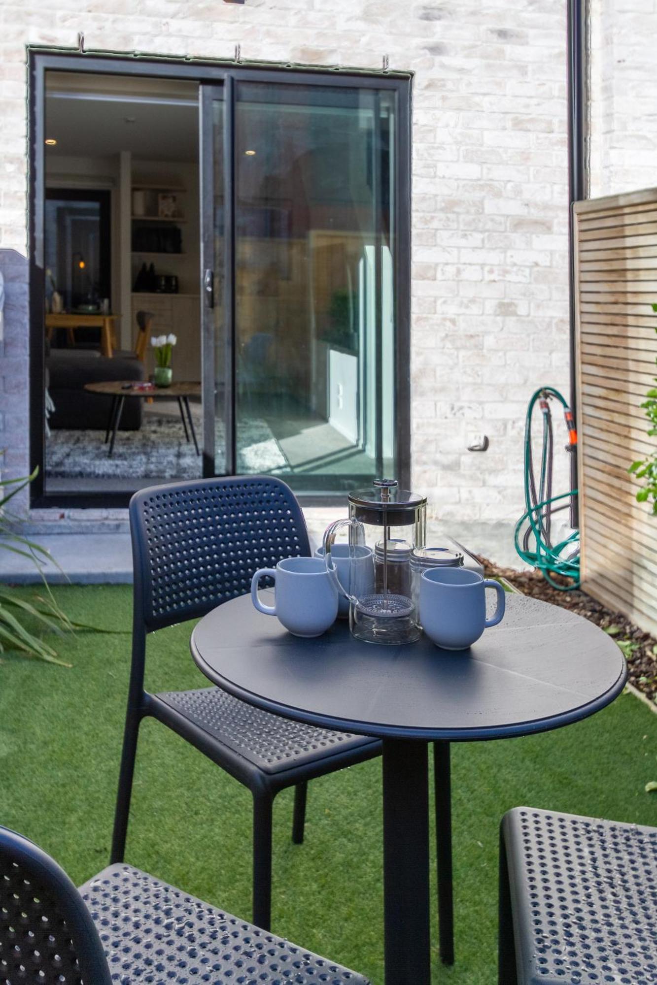 Enchanted Escape 2 Bed 2 Bath Cbd Apartment *