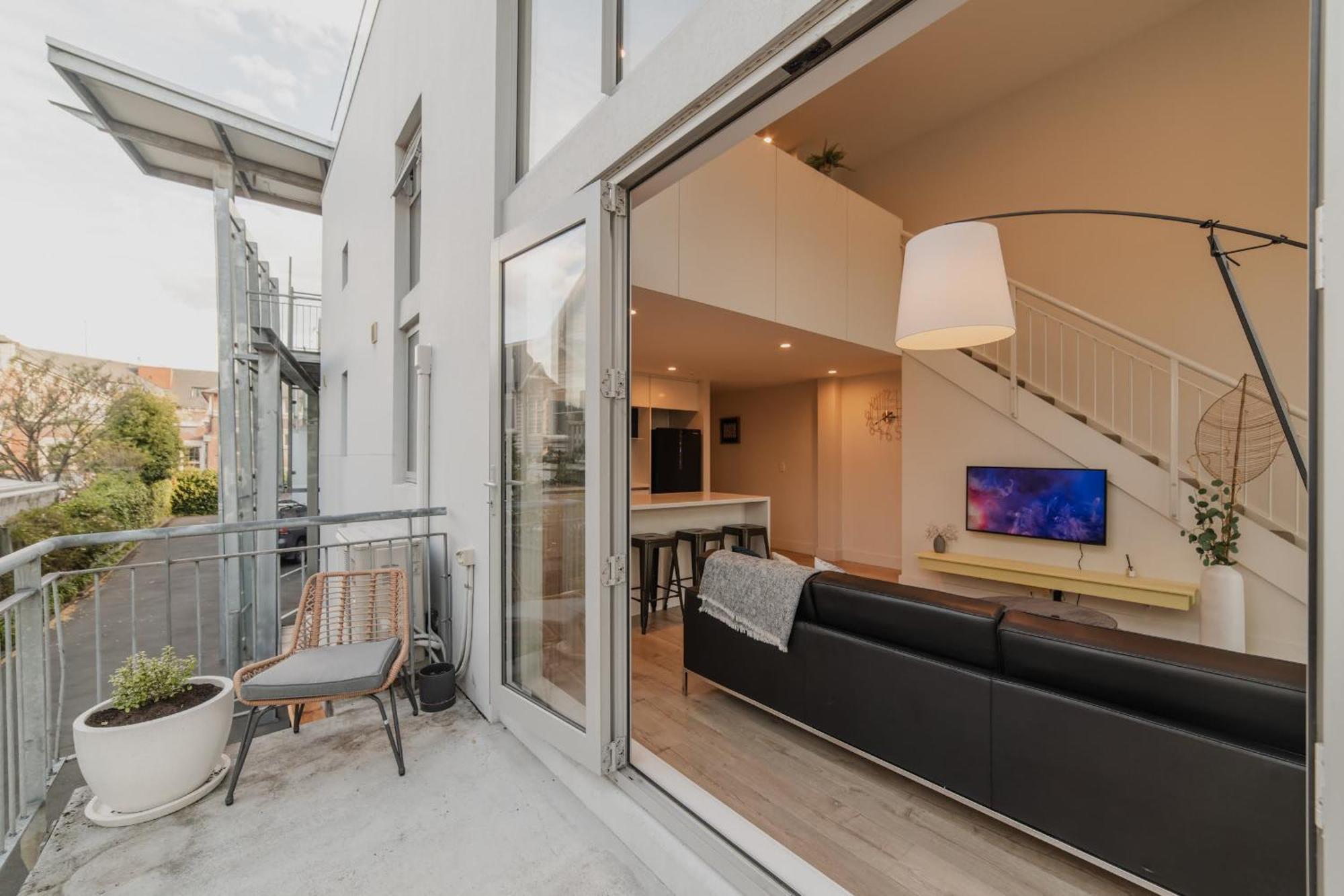 Cbd Edge - 2br With Balcony Sleeps 4 *