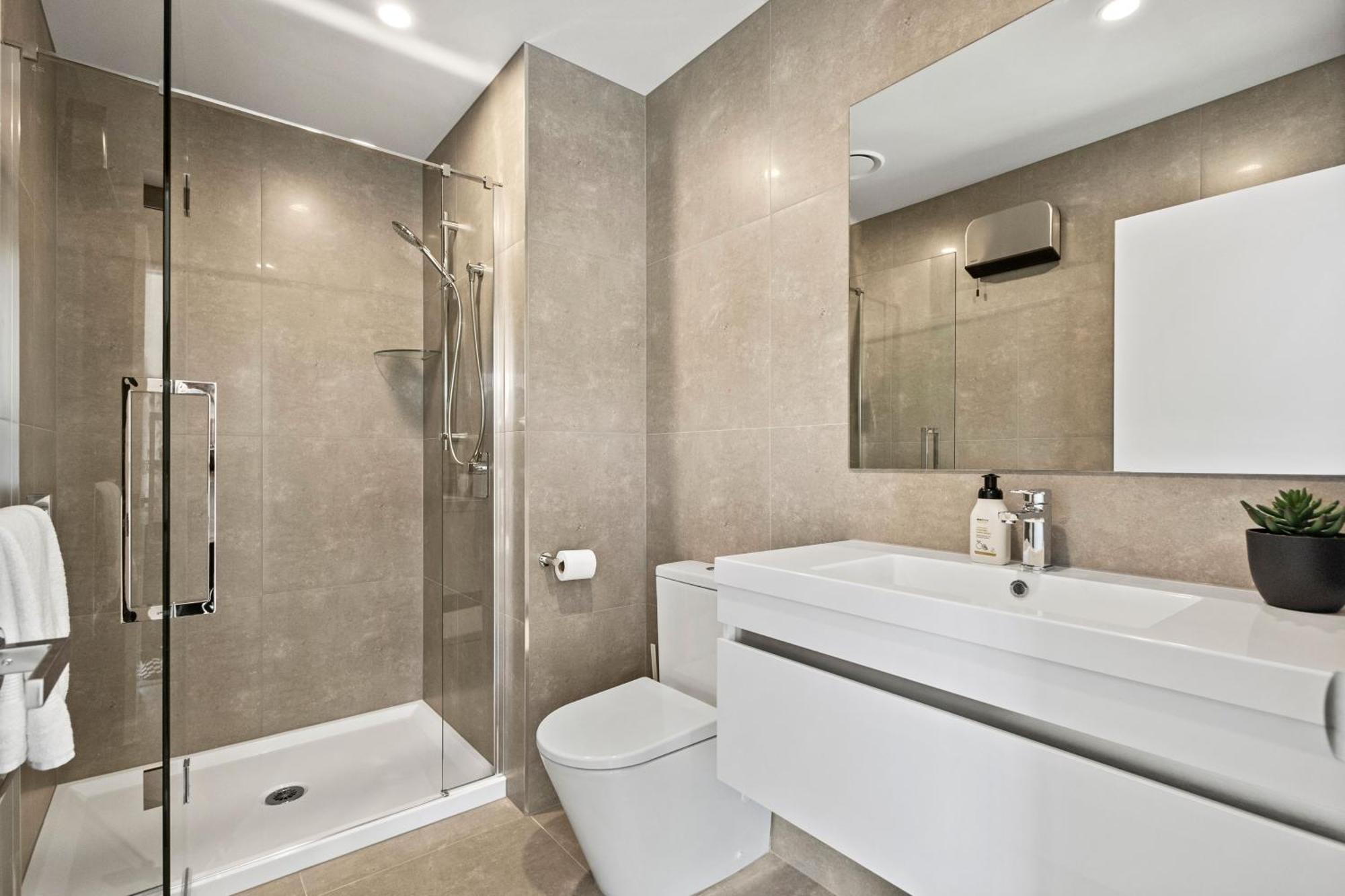 Holiday home 2 Bdr 2bth On Peterborough 1 Min Walk To Town Hall Christchurch