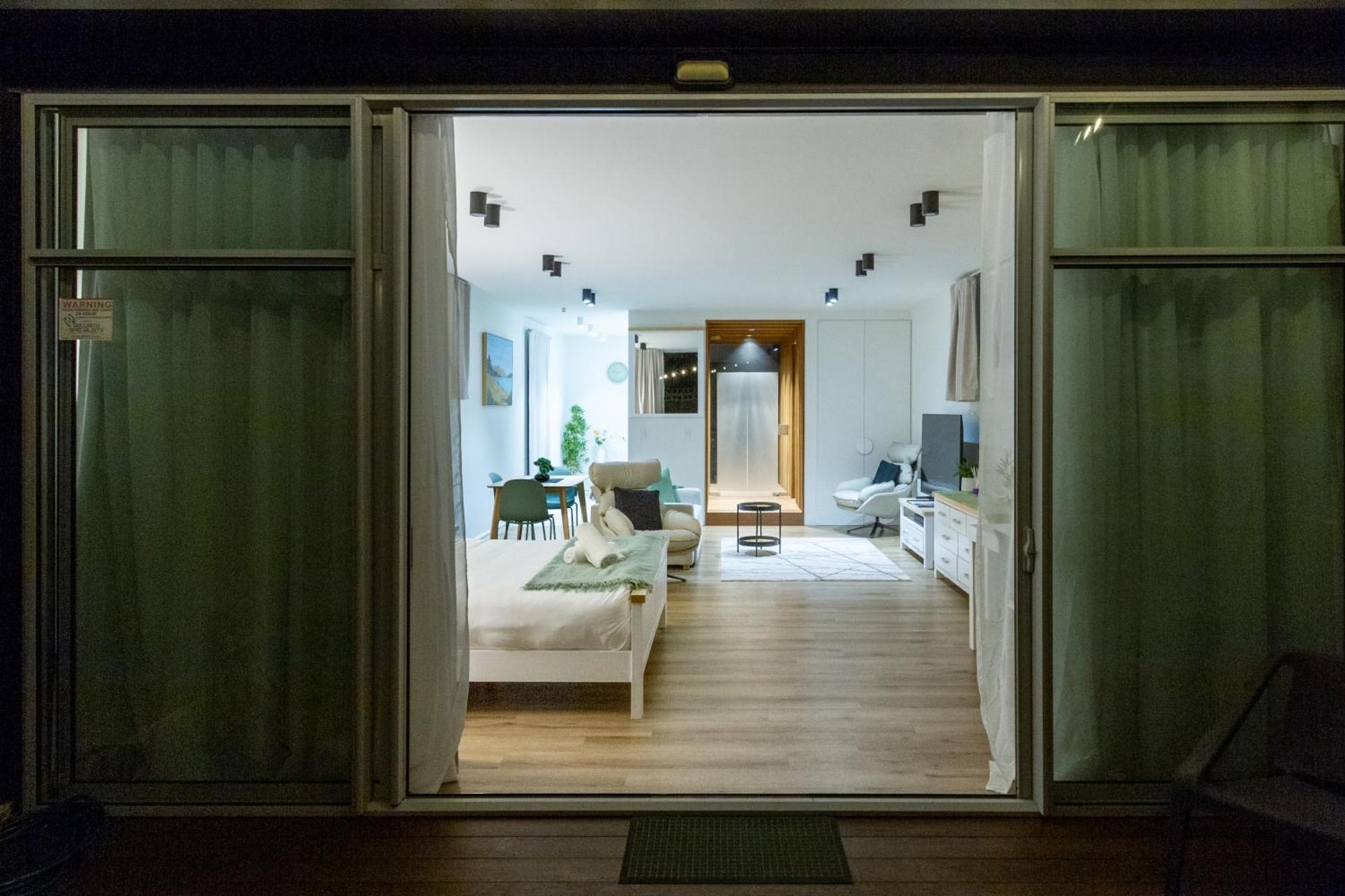 Luxury King With And Private Carpark * Christchurch