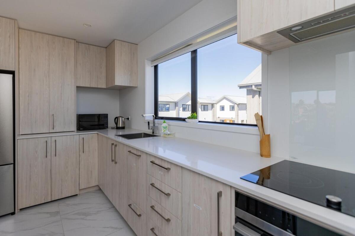 Brand New 2 Bed Ocean View!
