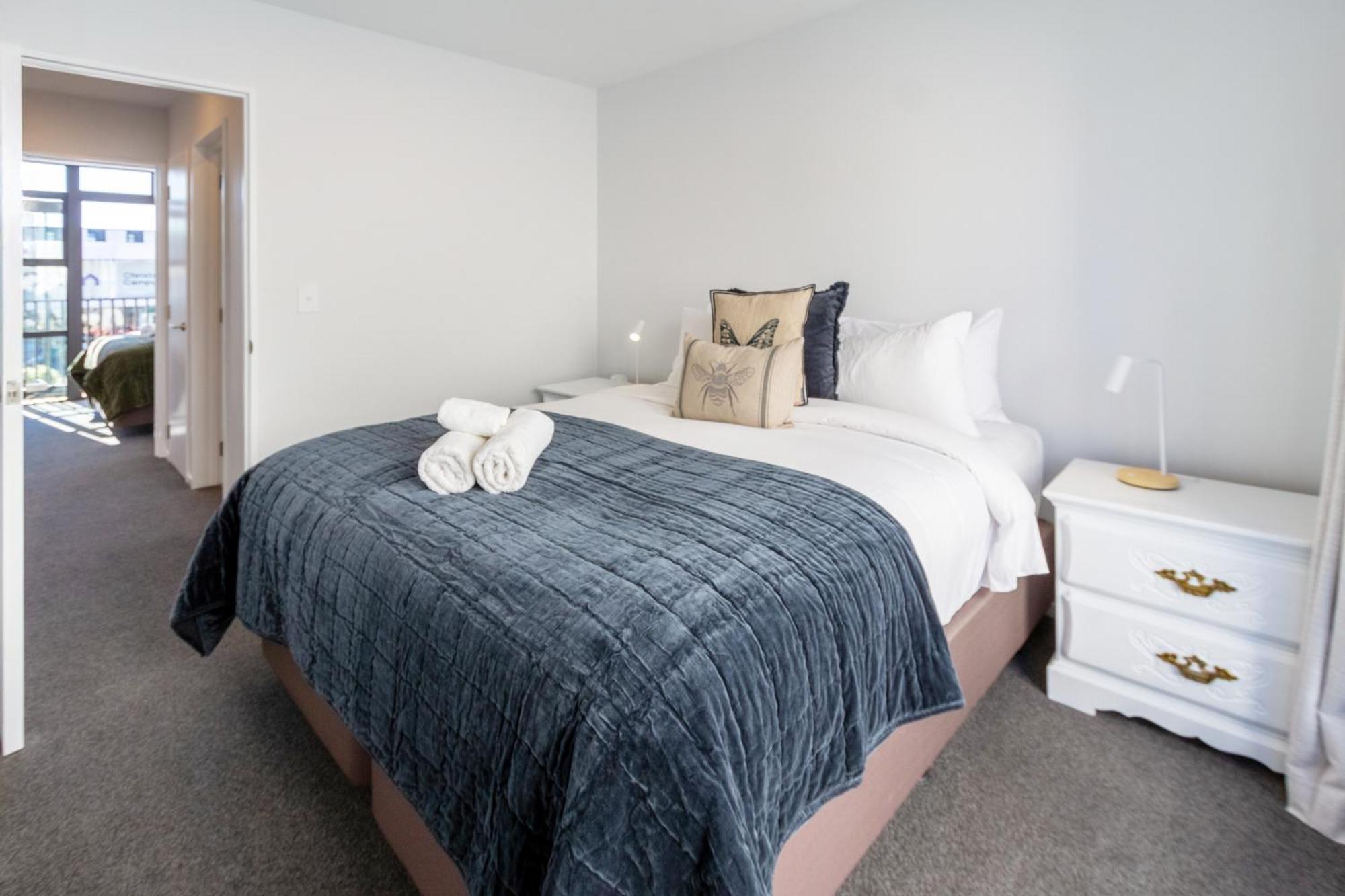 Character Meets Comfort, 2-bedroom Townhouse Apartment *