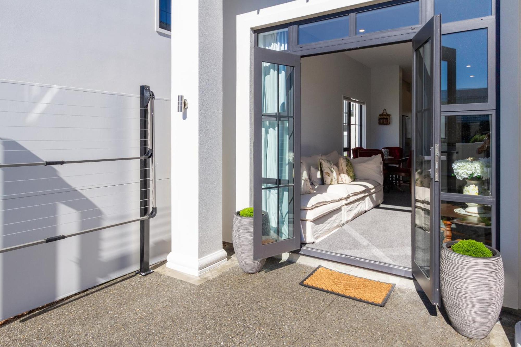 Character Meets Comfort, 2-bedroom Townhouse Apartment Christchurch