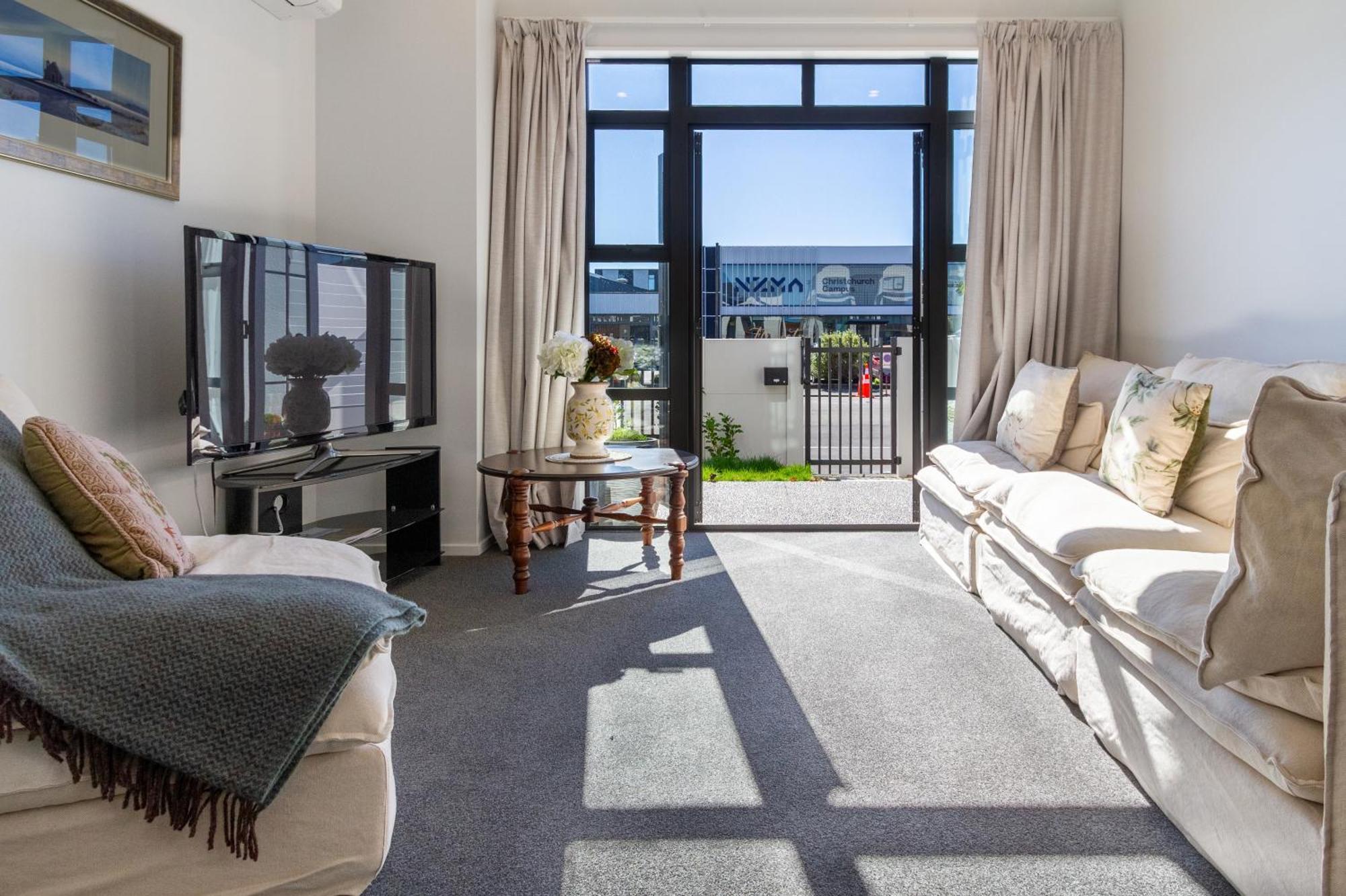 Character Meets Comfort, 2-bedroom Townhouse Apartment *