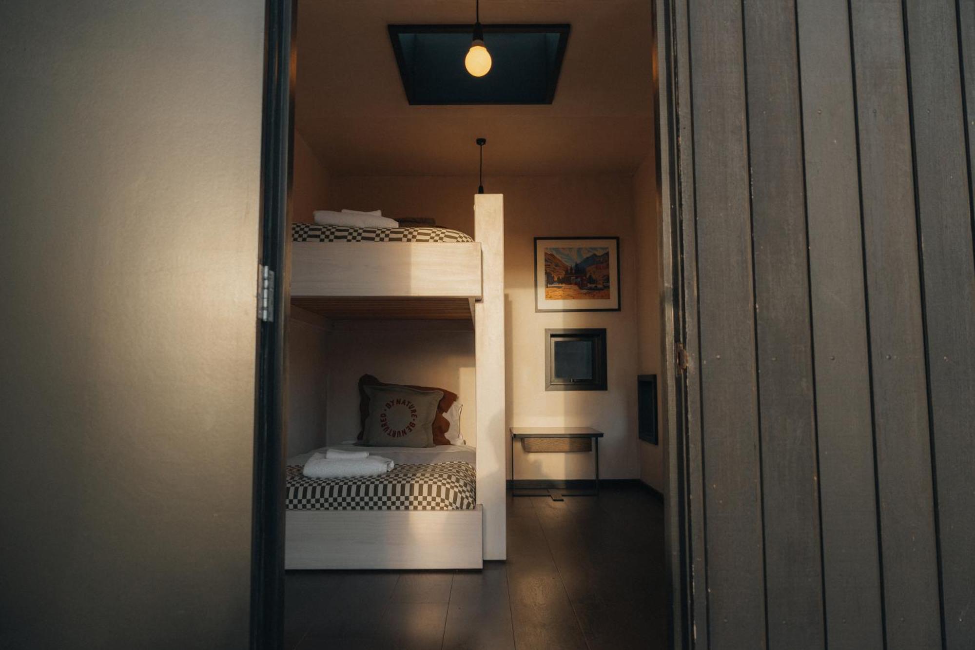 Black Hut Eco Retreat *