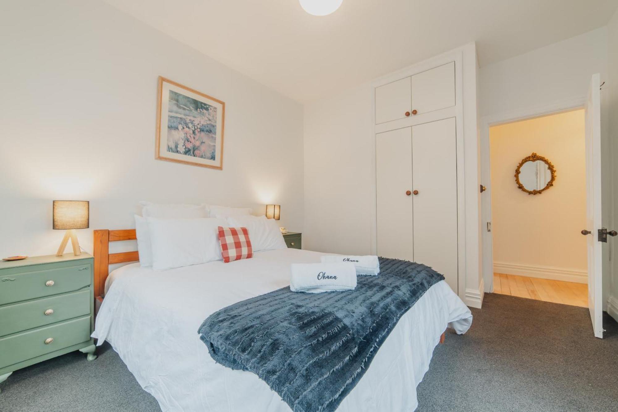 Stylish - Modern Heating & Parking Holiday home *