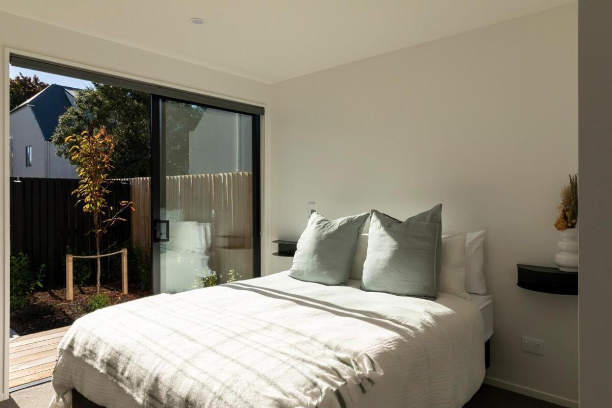 New Three Bedroom Townhouse - Walk To The Cbd! *