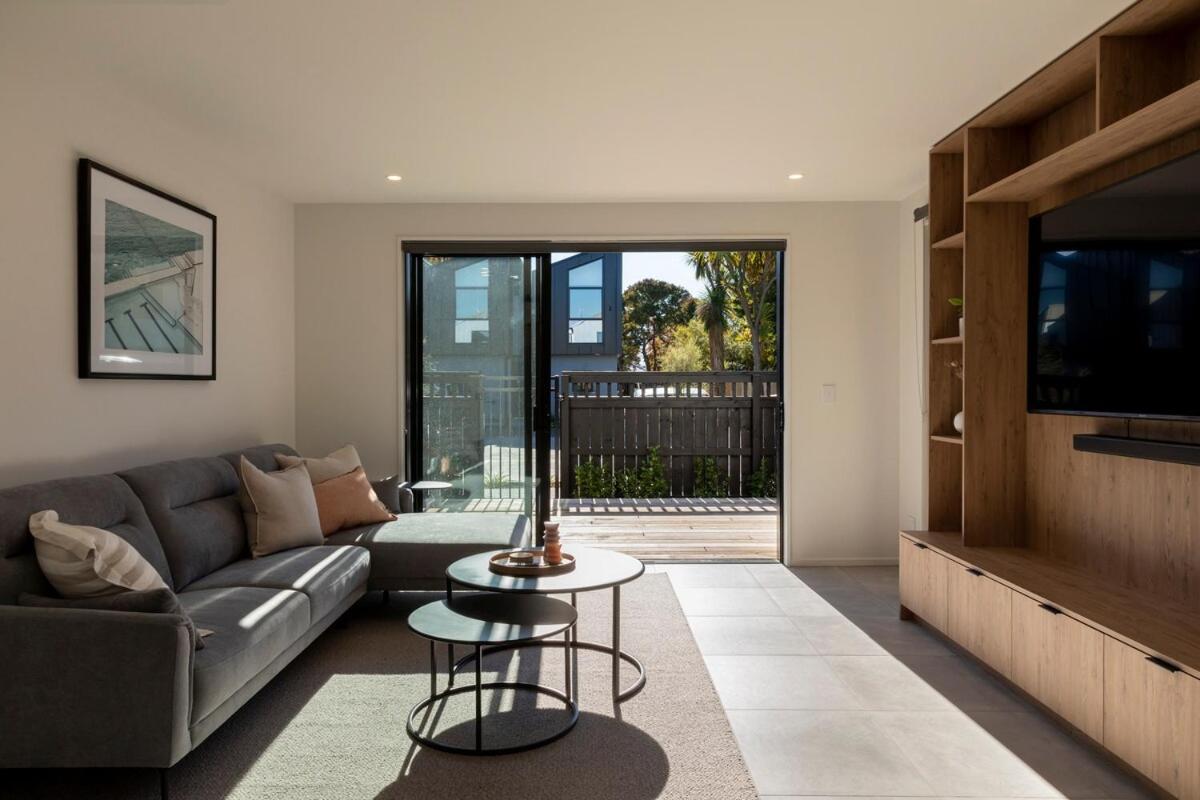New Three Bedroom Townhouse - Walk To The Cbd!