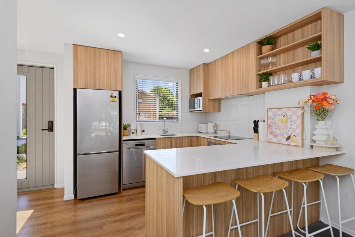 5 Minute Walk To Arena & Stadium Apartment *