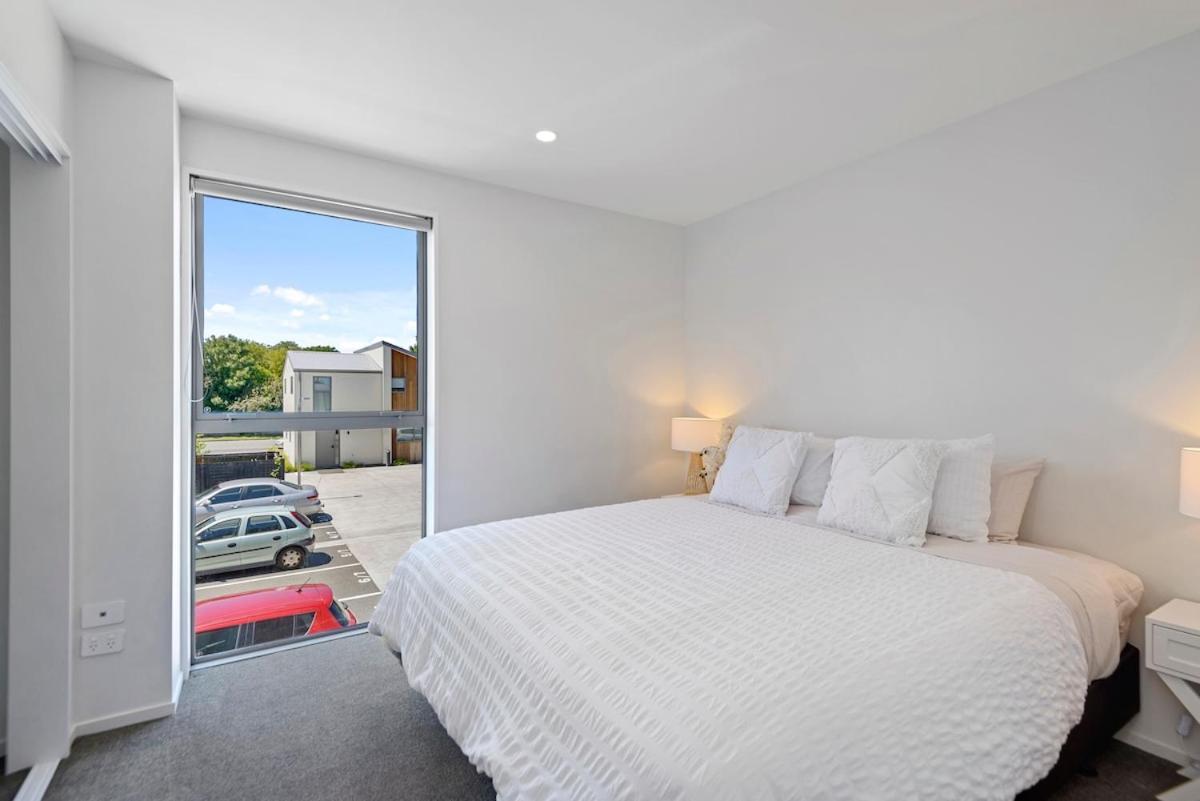 5 Minute Walk To Arena & Stadium Apartment *