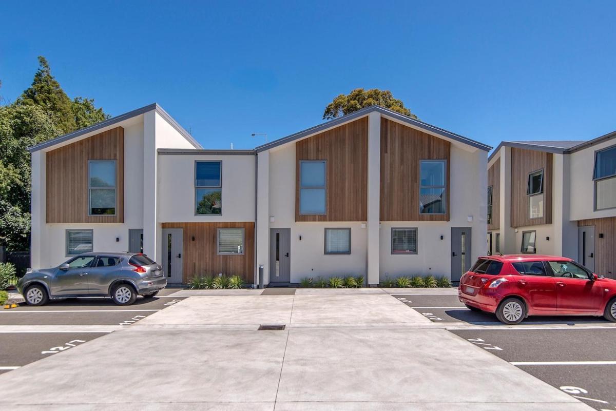 5 Minute Walk To Arena & Stadium Apartment *