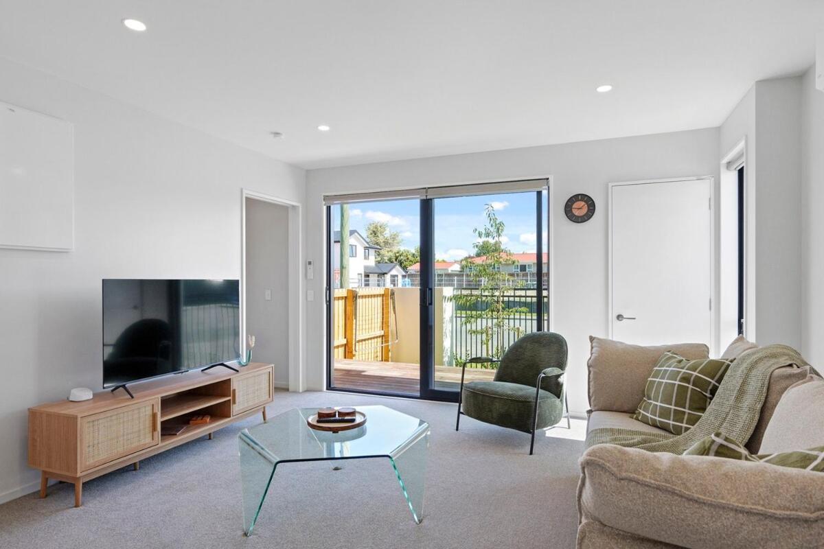 Lux Local Living Apartment