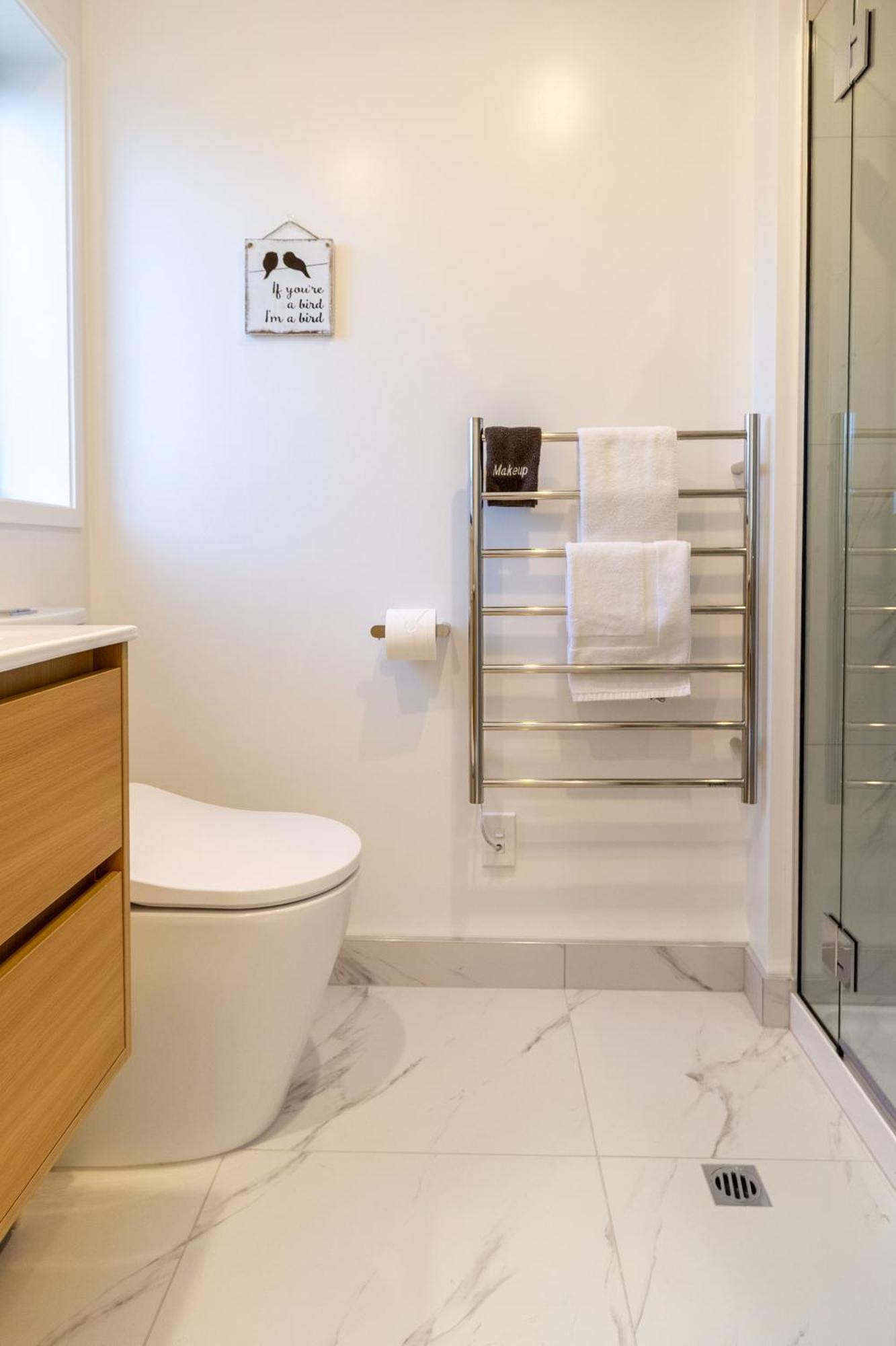 Apartment Bright & New Unit Walk To Town *