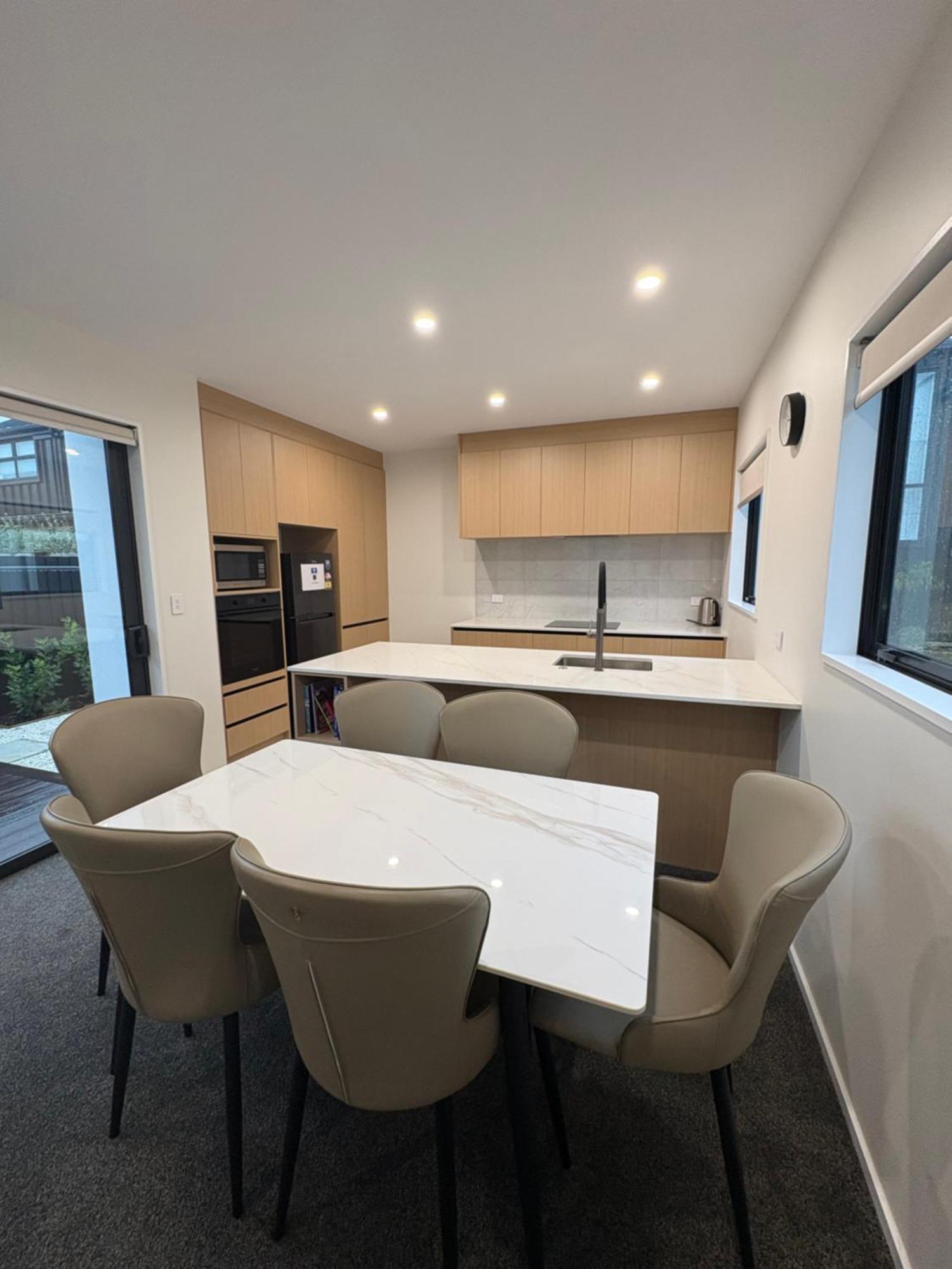Modern 3Br Escape 3 Private Baths Rare Garage Perfect For Groups Holiday home *