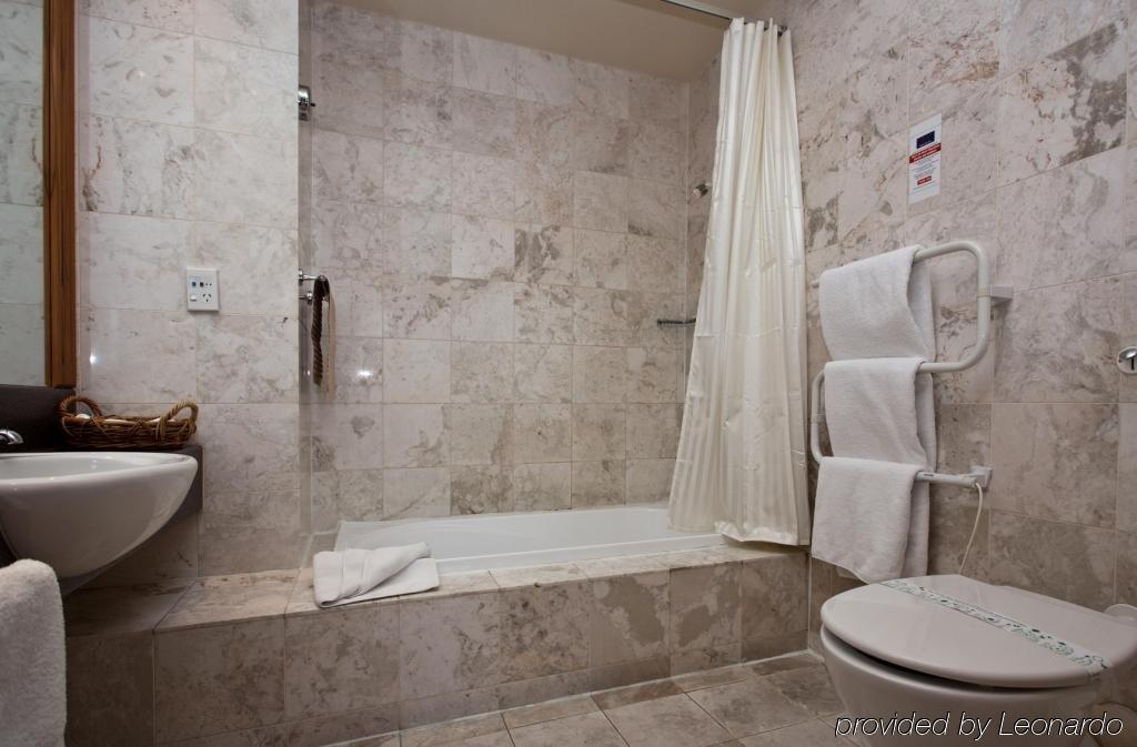 Camelot Cathedral Square 3*
