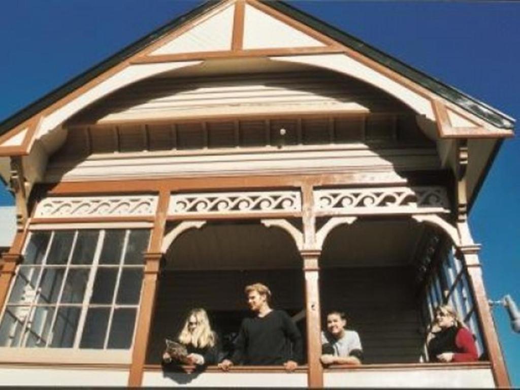 Yha Rolleston House Hostel