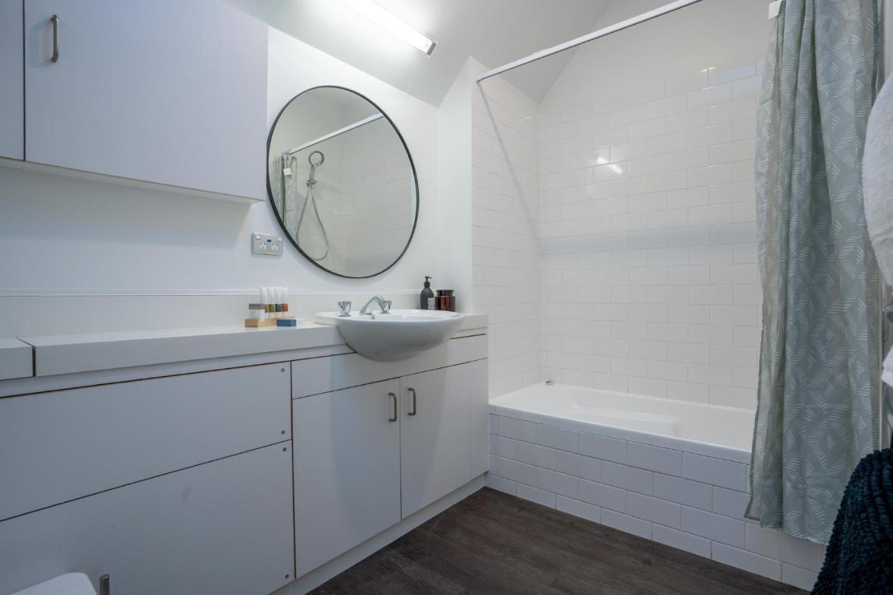 Chester Street West Apartment *