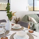 Modern Townhouse Cashel Street 2 Bed 2 Bath