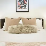 Cozy 1-Bed Apartment With Park Views, Sleeps 4