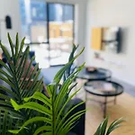 4 Minutes Walk To Riverside Market!4Bed 4 Bath
